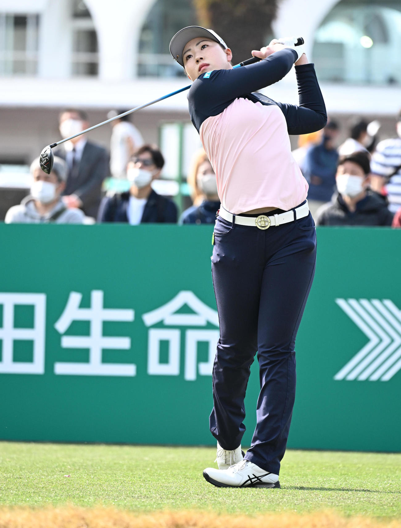 10番、ティーショットを放つ竹田（撮影・前岡正明）