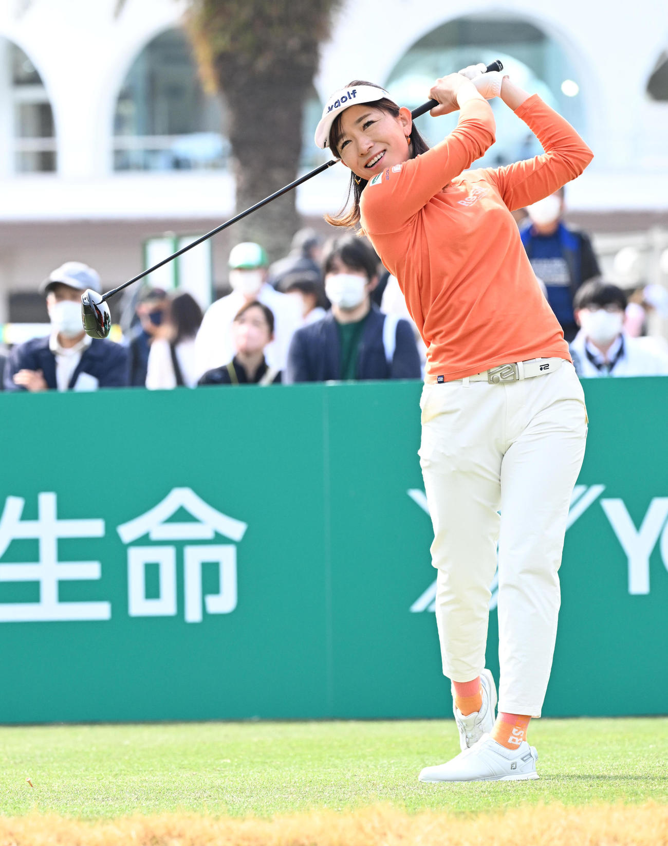10番、ティーショットを放つ植田（撮影・前岡正明）