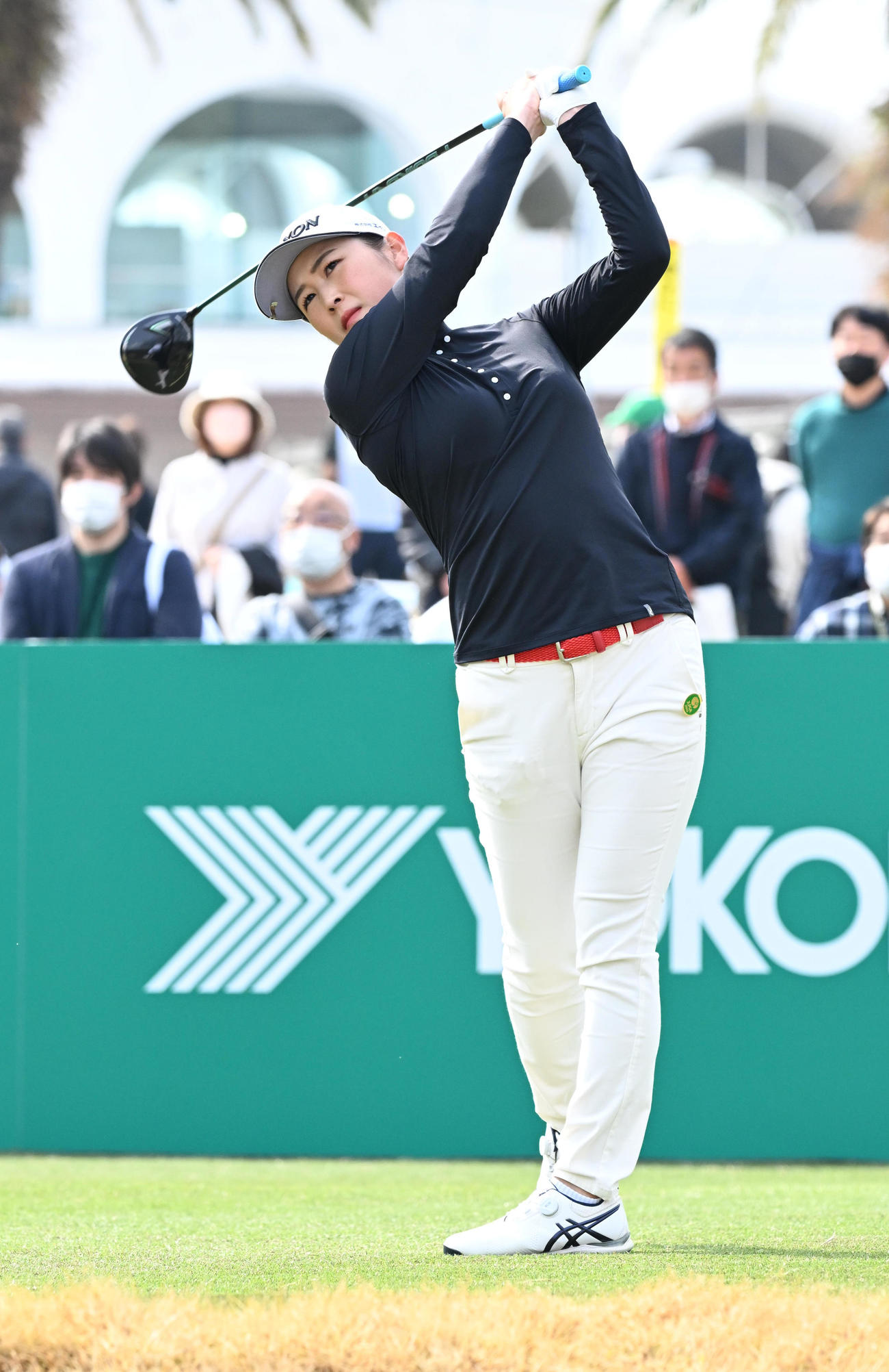 10番、ティーショットを放つ新海（撮影・前岡正明）