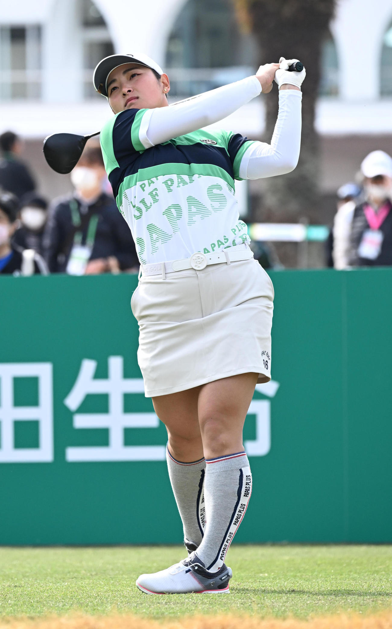 10番、ティーショットを放つ平岡（撮影・前岡正明）