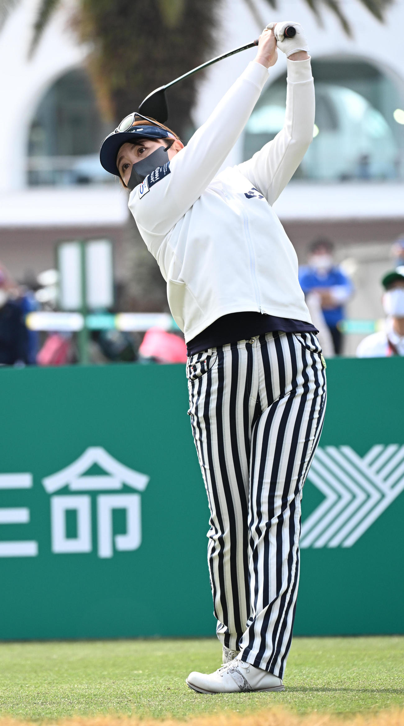 10番、ティーショットを放つ吉田弓（撮影・前岡正明）
