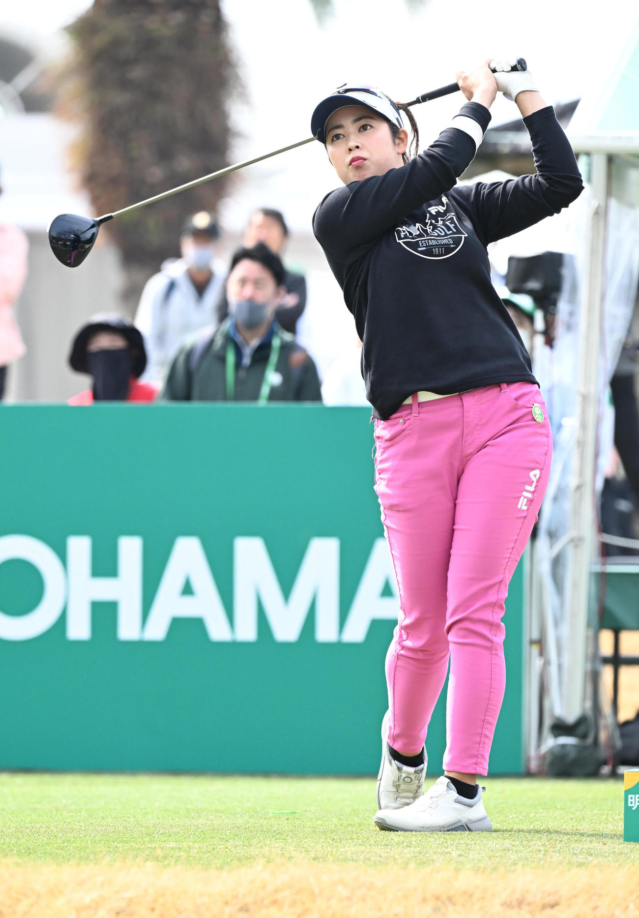 10番、ティーショットを放つ天本（撮影・前岡正明）