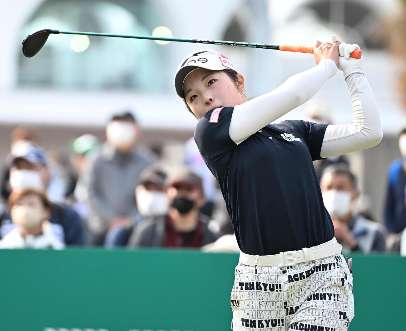 10番、ティーショットを放つ佐久間（撮影・前岡正明）