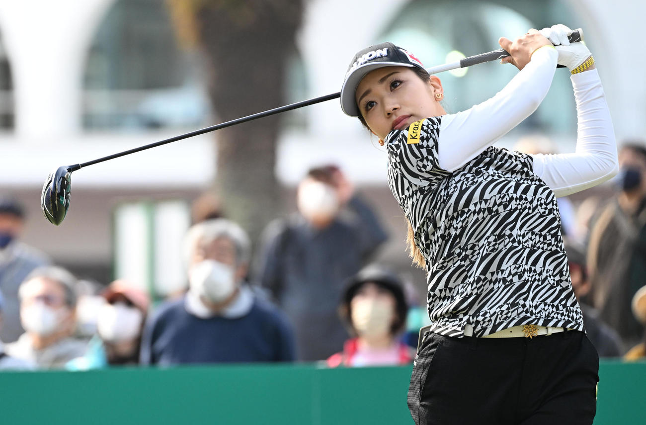 10番、ティーショットを放つ安田彩（撮影・前岡正明）
