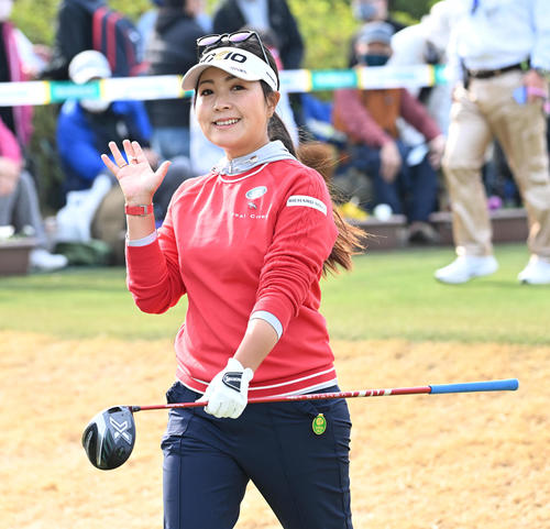 10番、笑顔でスタートする青木（撮影・前岡正明）