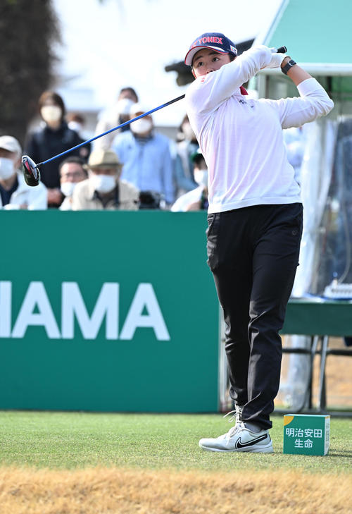 10番、ティーショットを放つ岩井明（撮影・前岡正明）