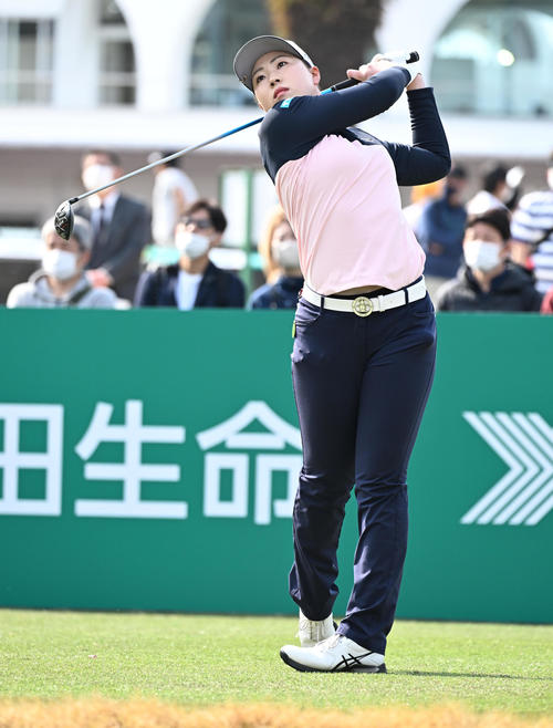 10番、ティーショットを放つ竹田（撮影・前岡正明）