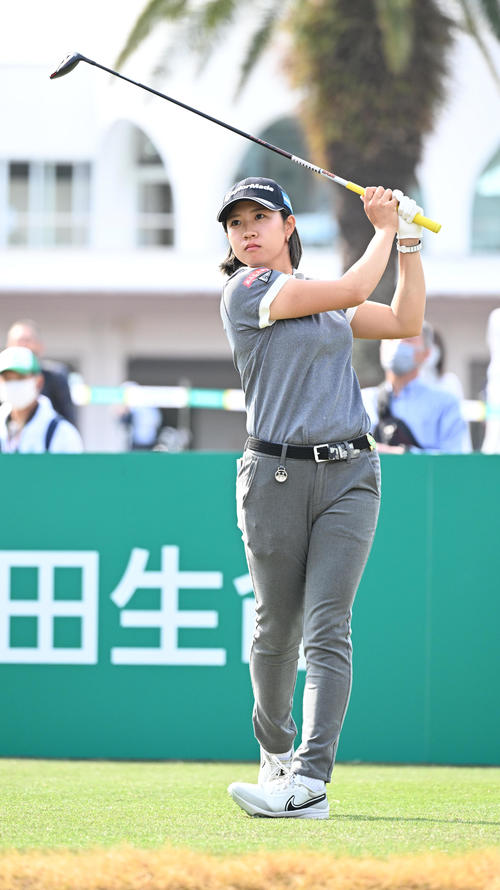 10番、ティーショットを放つ泉田（撮影・前岡正明）