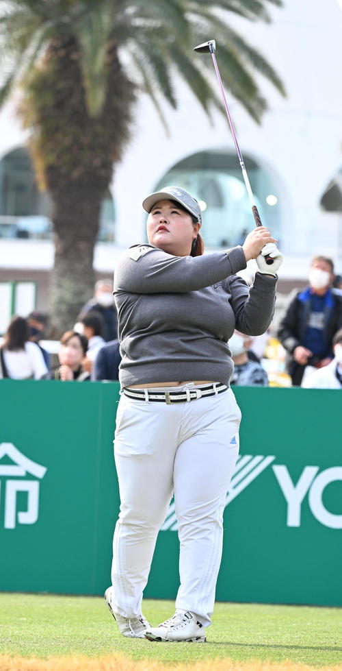 10番、ティーショットを放つ鈴木麻（撮影・前岡正明）