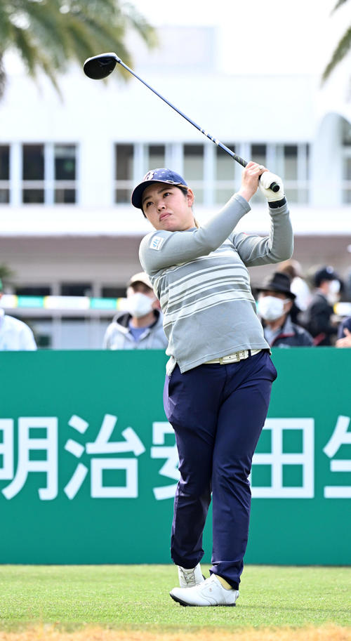 10番、ティーショットを放つ但馬（撮影・前岡正明）