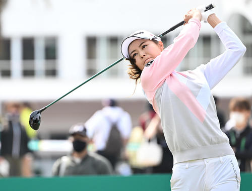 10番、ティーショットを放つ松森（撮影・前岡正明）