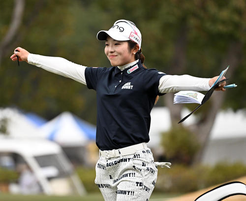 9番、初日暫定首位の9アンダーでホールアウトする佐久間は笑顔で阿部を迎える（撮影・前岡正明）