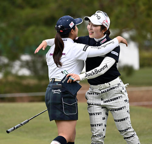 9番、初日暫定首位の9アンダーでホールアウトする佐久間は笑顔で阿部とハグ（撮影・前岡正明）