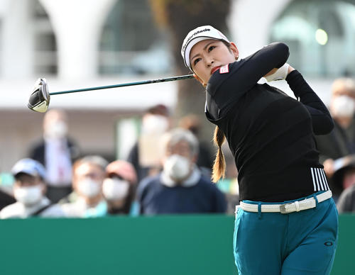 10番、ティーショットを放つ田村（撮影・前岡正明）