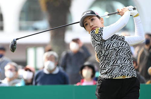 10番、ティーショットを放つ安田彩（撮影・前岡正明）