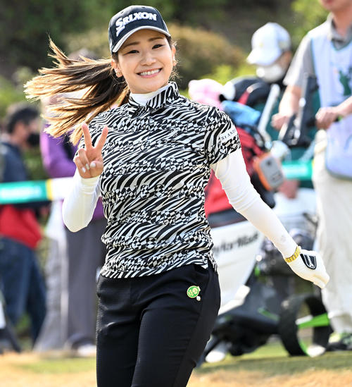 10番、笑顔でスタートする安田彩（撮影・前岡正明）