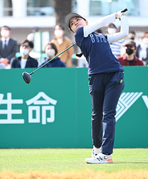 10番、ティーショットを放つアマチュアの吉崎（撮影・前岡正明）