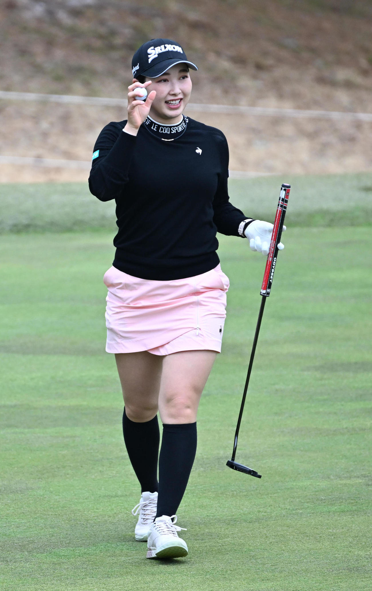 9番、パーをセーブし笑顔を見せる小祝（撮影・前岡正明）