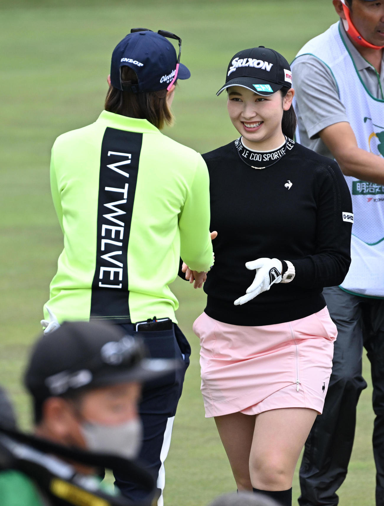 9番、初日3アンダーでホールアウトする小祝（右）は小倉と笑顔で握手（撮影・前岡正明）