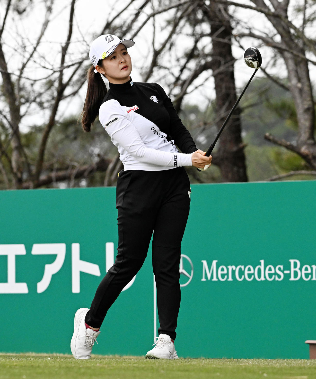 16番、ティーショットを放つ川崎（撮影・前岡正明）