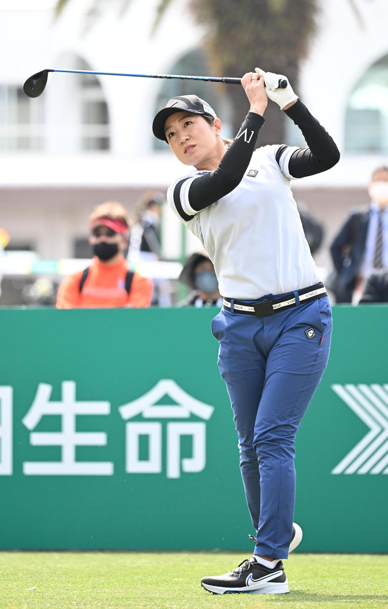 10番、ティーショットを放つ藤本（撮影・前岡正明）