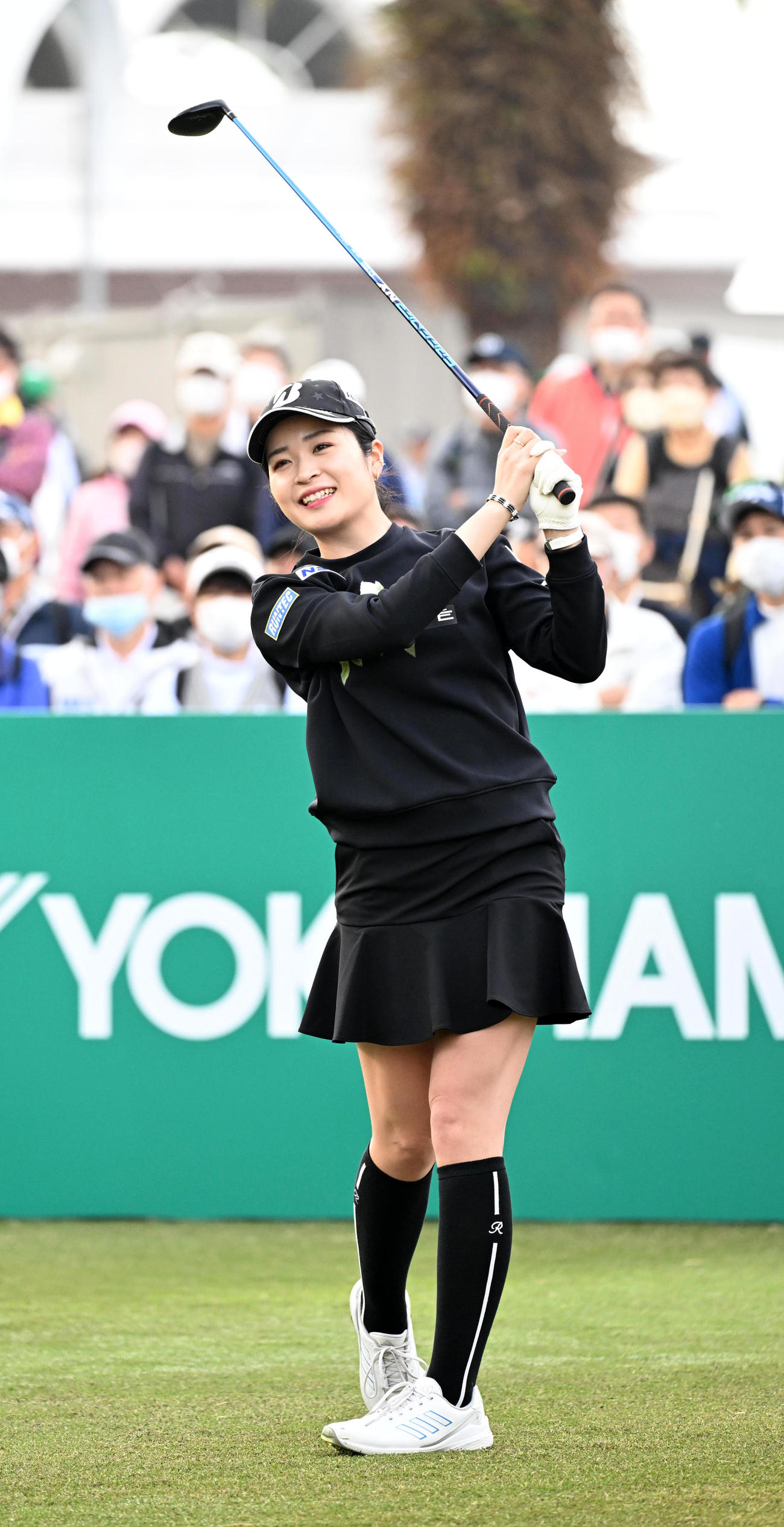 10番、ティーショットを放ち笑顔を見せる三ケ島（撮影・前岡正明）