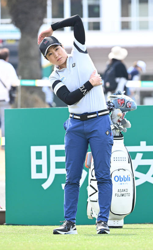 10番、体をほぐす藤本（撮影・前岡正明）