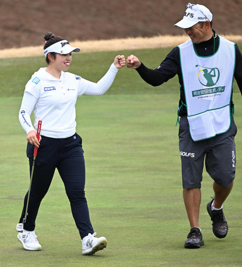 9番、バーディーを決めキャディーとグータッチをする山下（撮影・前岡正明）