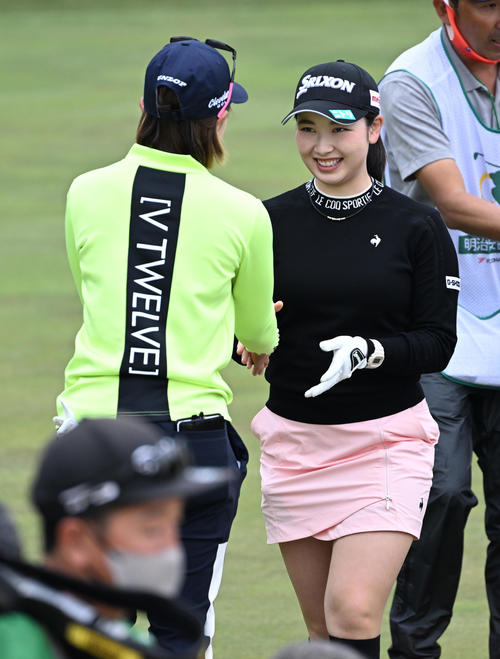 9番、初日3アンダーでホールアウトする小祝（右）は小倉と笑顔で握手（撮影・前岡正明）