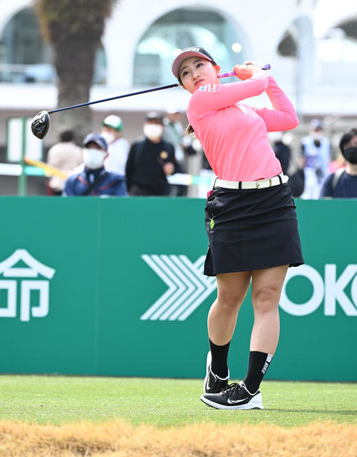 10番、ティーショットを放つ渋沢（撮影・前岡正明）