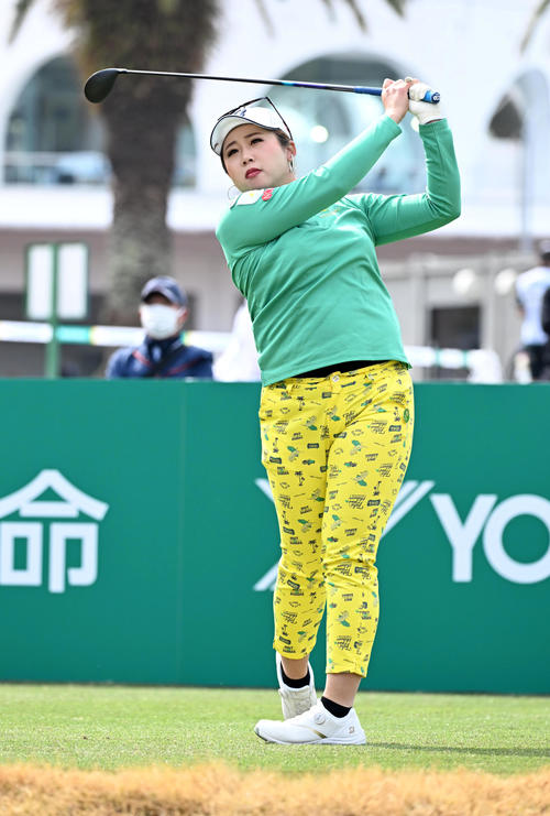 10番、ティーショットを放つ照山（撮影・前岡正明）