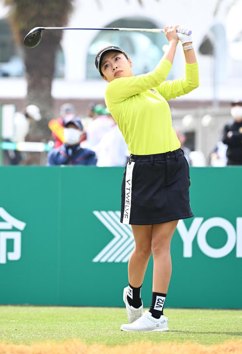 10番、ティーショットを放つ篠原（撮影・前岡正明）