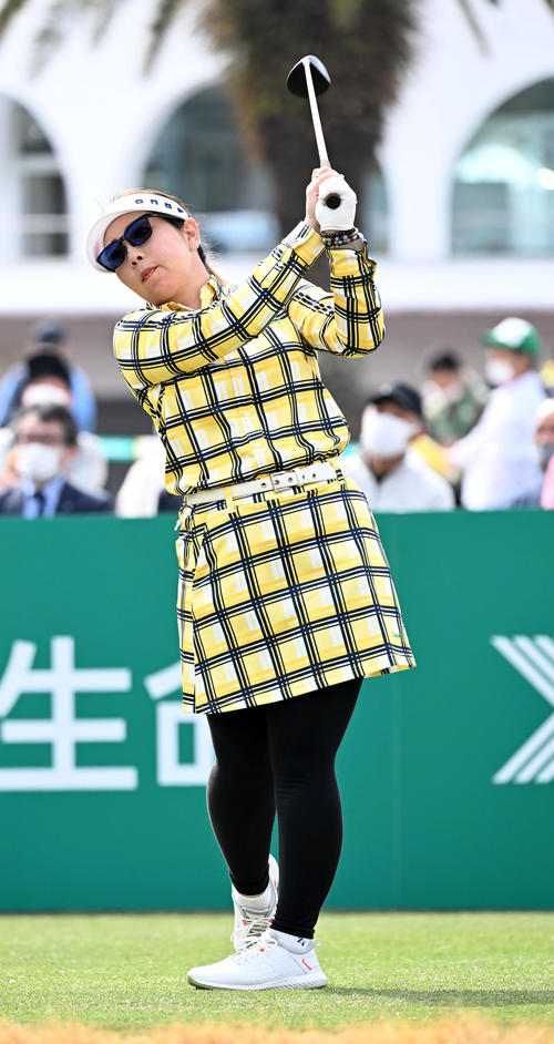 10番、ティーショットを放つ大城（撮影・前岡正明）