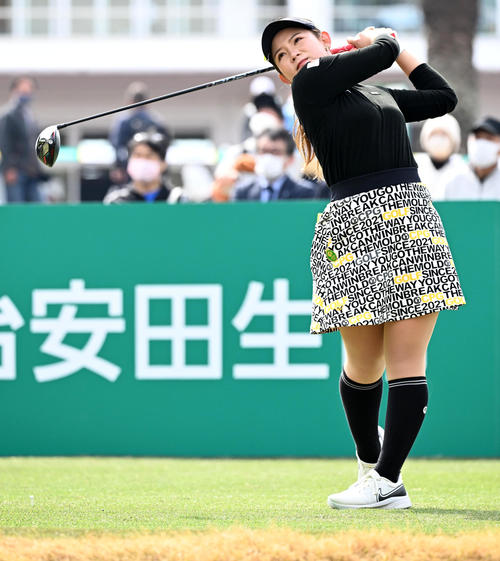 10番、ティーショットを放つ吉本（撮影・前岡正明）