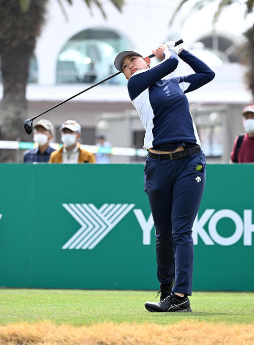 10番、ティーショットを放つ荒川（撮影・前岡正明）