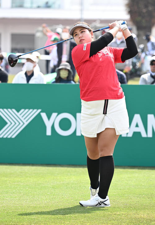 10番、ティーショットを放つささきしょうこ（撮影・前岡正明）