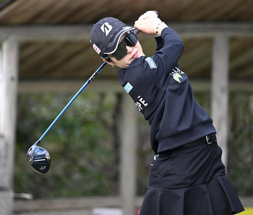 9番、ティーショットを放つ三ケ島かな（撮影・前岡正明）