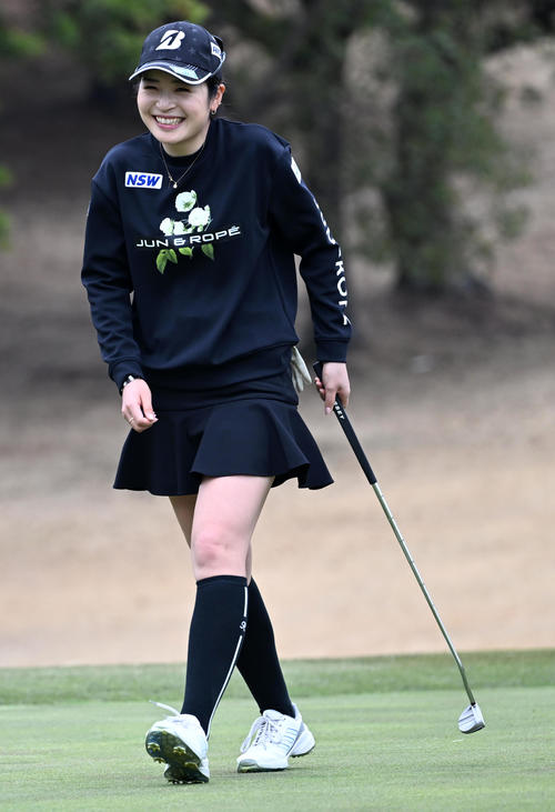 9番、バーディーを決め笑顔を見せる三ケ島かな（撮影・前岡正明）