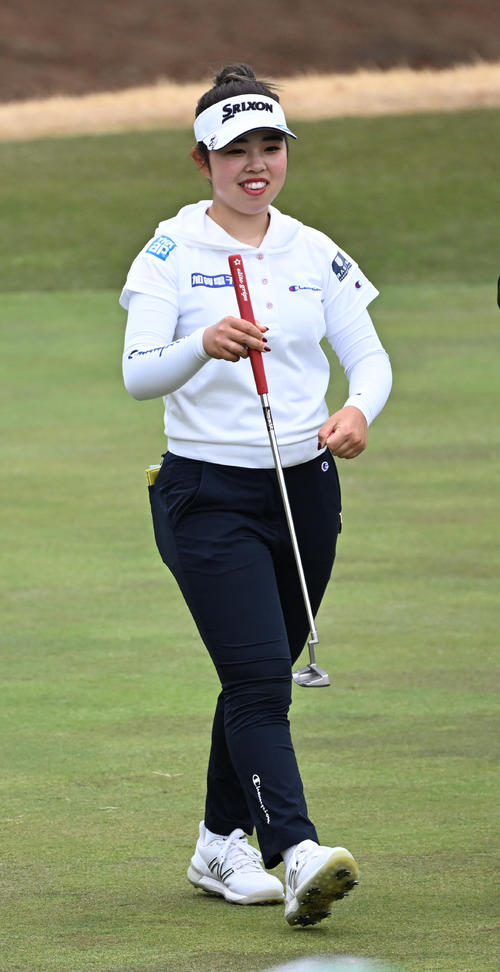 9番、バーディーを決め笑顔を見せる山下（撮影・前岡正明）