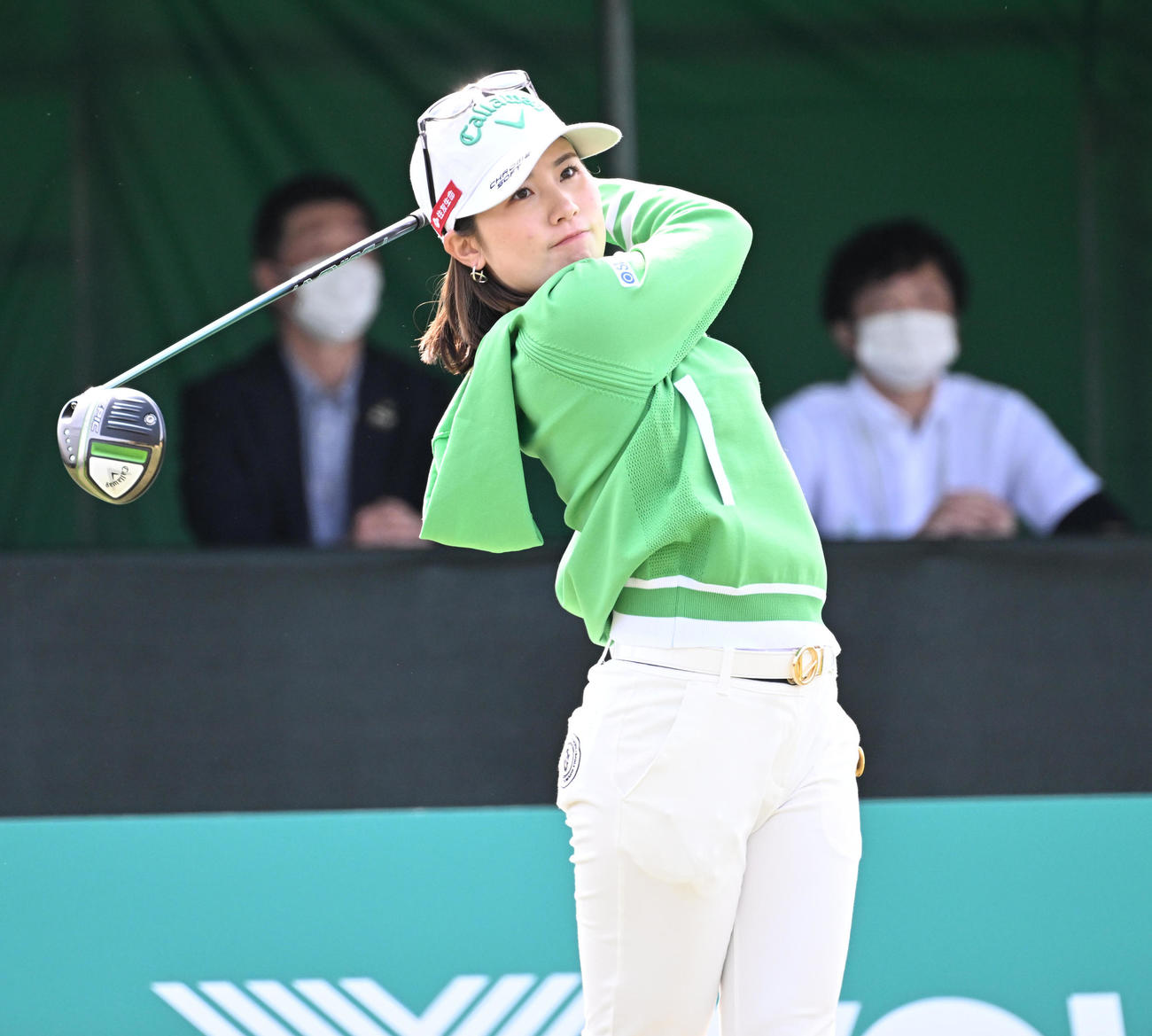 1番、ティーショットを放つ西村（撮影・前岡正明）