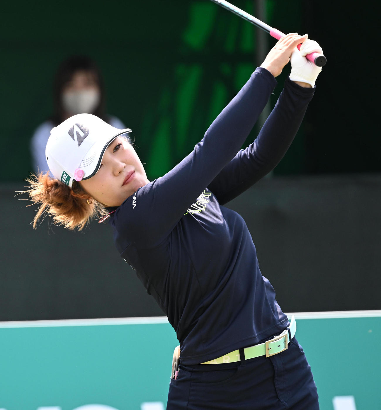 1番、ティーショットを放つ古江（撮影・前岡正明）