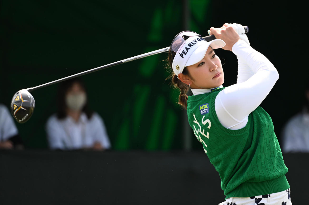 1番、ティーショットを放つ原（撮影・前岡正明）