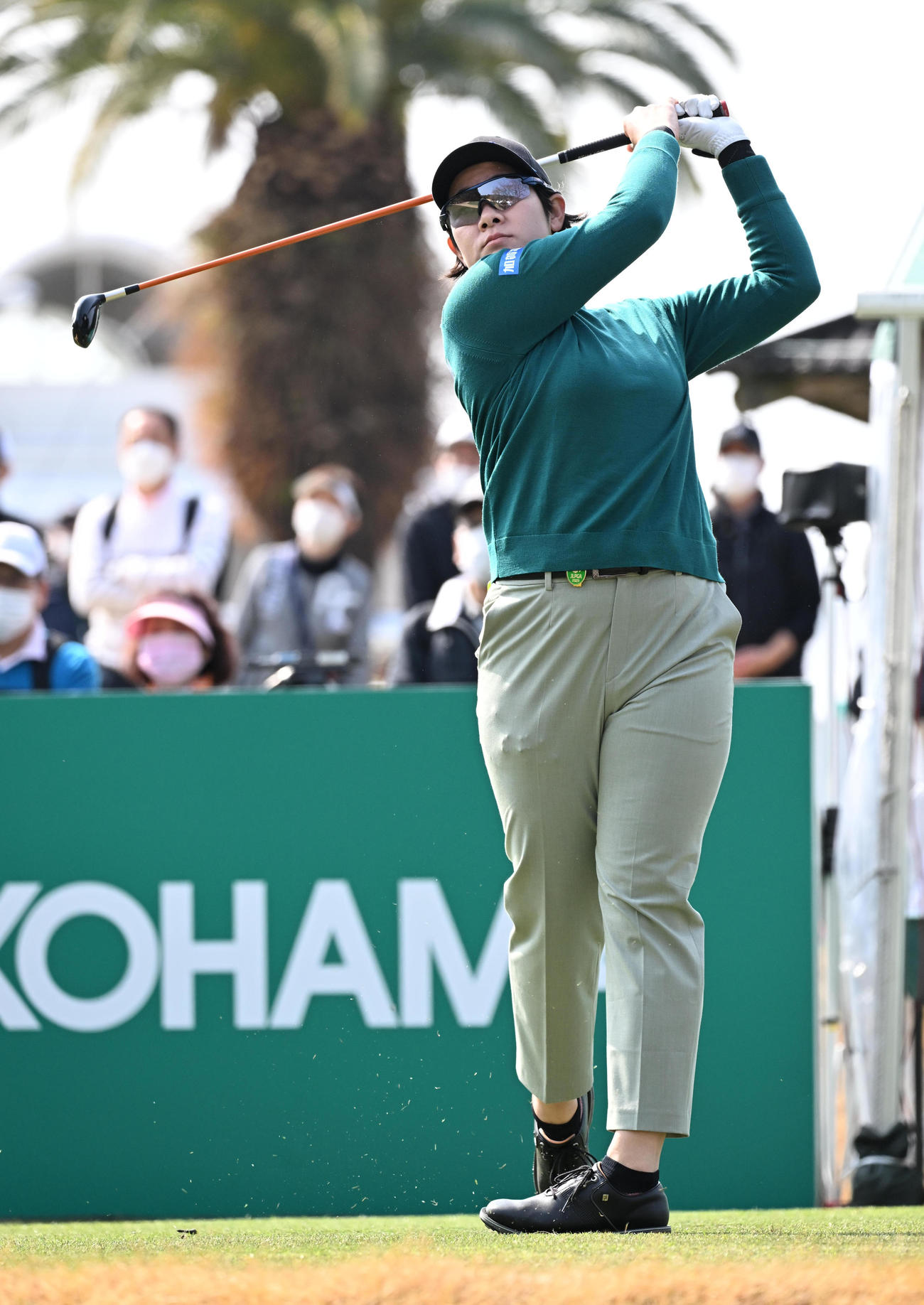 10番、ティーショットを放つ川岸史果（撮影・前岡正明）