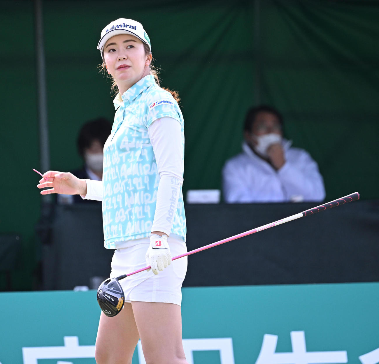 1番、ティーショットを放つ堀琴音（撮影・前岡正明）