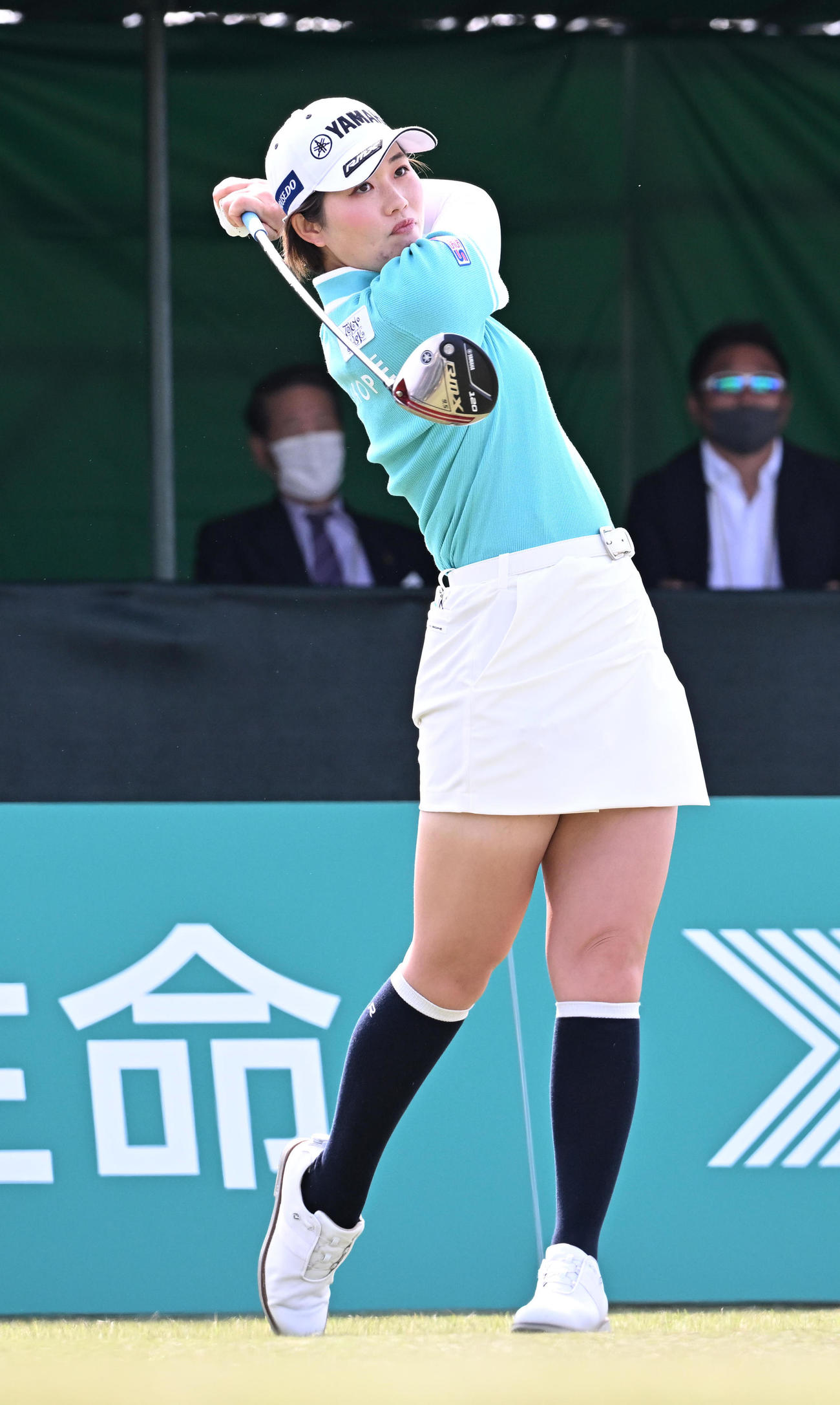 1番、ティーショットを放つ植竹（撮影・前岡正明）