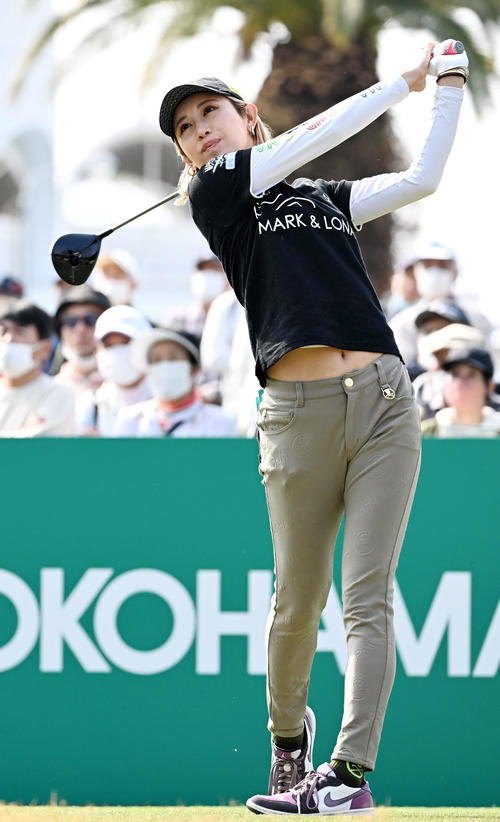 10番、ティーショットを放つ金田（撮影・前岡正明）