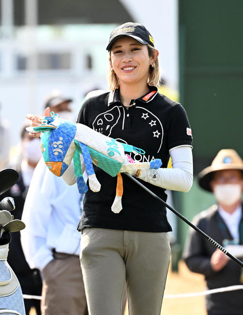 10番、笑顔を見せる金田（撮影・前岡正明）