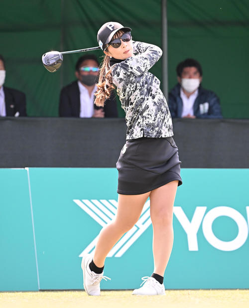 1番、ティーショットを放つ菊地（撮影・前岡正明）