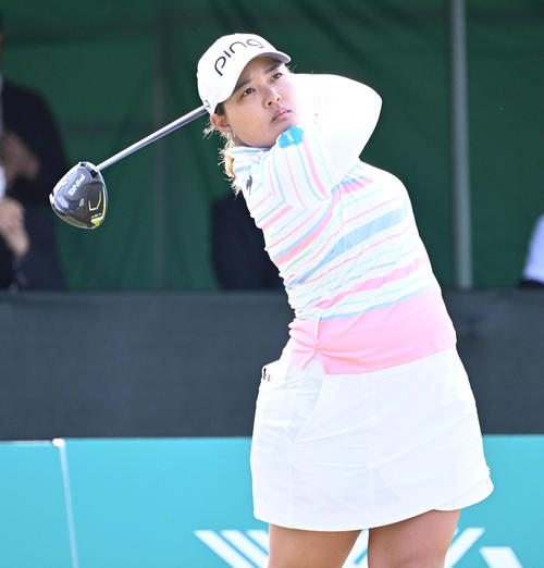 1番、ティーショットを放つ鈴木愛（撮影・前岡正明）