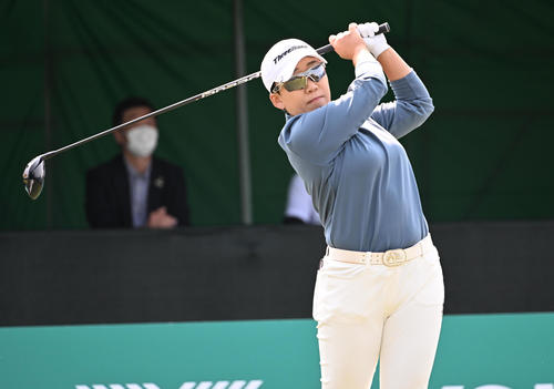 1番、ティーショットを放つ申ジエ（撮影・前岡正明）